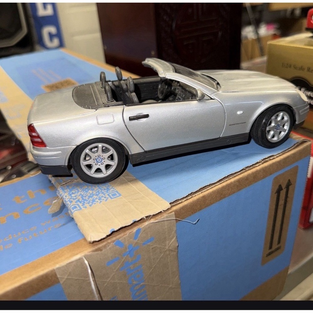 diecast 1/18 Maisto Mercedes SLK 230 Silver Color
